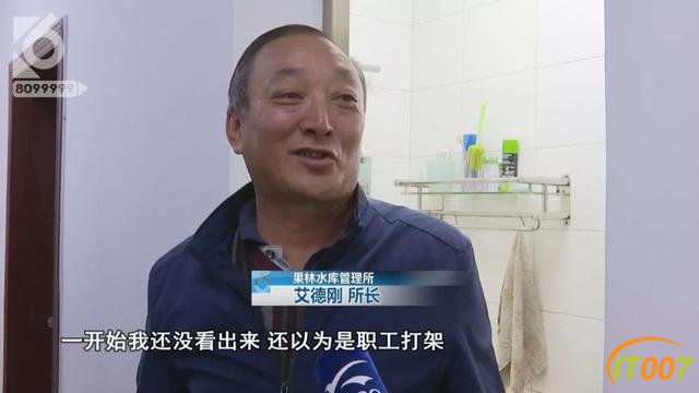 哈哈哈太可爱了吧！猴子跑到管理所“拆家”，所长还以为是“职工打架”-2.jpg