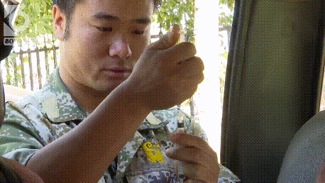 哈哈哈太可爱了吧！猴子跑到管理所“拆家”，所长还以为是“职工打架”-9.jpg