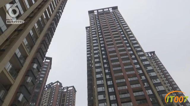 无证闯小区和保安大打出手！装修工人：他们想垄断装修市场-1.jpg