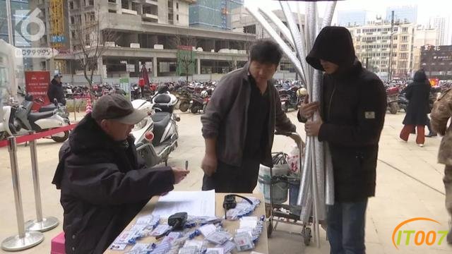 无证闯小区和保安大打出手！装修工人：他们想垄断装修市场-9.jpg