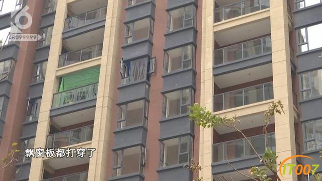 无证闯小区和保安大打出手！装修工人：他们想垄断装修市场-11.jpg