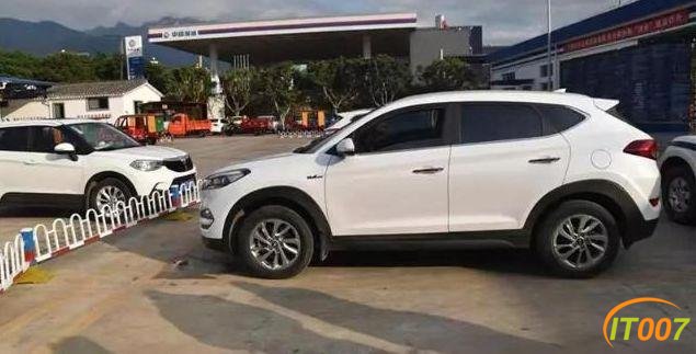 这波操作给“满分”！云南一男子在车管所酒驾撞上隔离栏-2.jpg