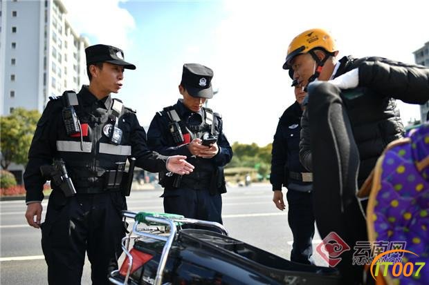 昆明主城区每平方公里有11.6名警察在巡逻 全市街面警力日近5000人-1.jpg