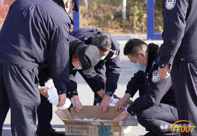暖心！晋宁小伙无偿赠送2400个口罩给晋宁公安-2.jpg