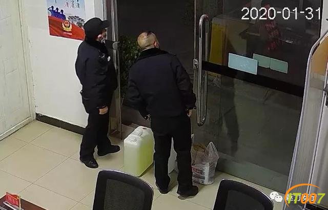 安宁也出现了放下口罩消毒液就跑的人 温暖不处不在-1.jpg