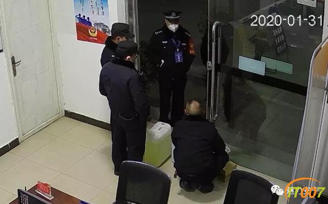 安宁也出现了放下口罩消毒液就跑的人 温暖不处不在-2.jpg