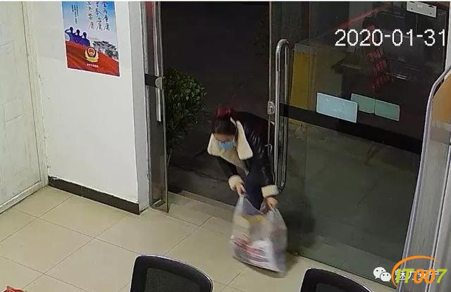 安宁也出现了放下口罩消毒液就跑的人 温暖不处不在-4.jpg