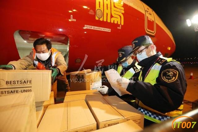 昆明：机场海关争分夺秒保障防疫物资“零延时”快速通关-2.jpg