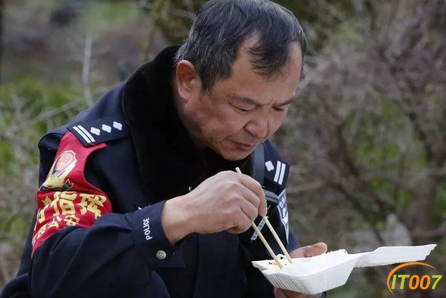 老骥伏枥 志在千里——那些坚守在抗疫一线的老民警们-4.jpg