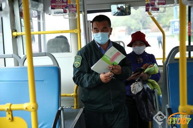 佩戴口罩 扫码乘车 昆明公交恢复首日记者乘车见闻-1.jpg