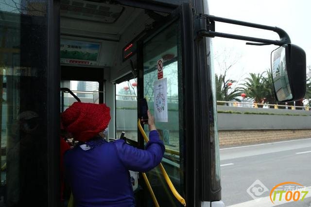 佩戴口罩 扫码乘车 昆明公交恢复首日记者乘车见闻-2.jpg