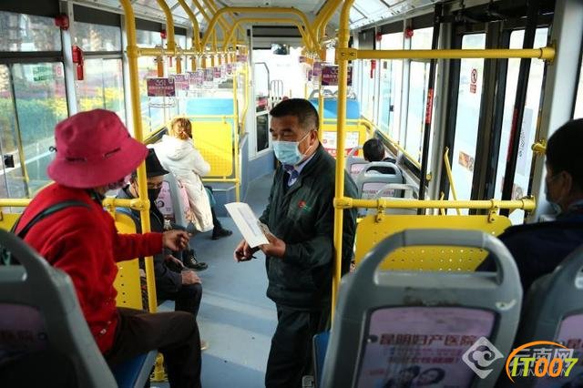 佩戴口罩 扫码乘车 昆明公交恢复首日记者乘车见闻-3.jpg