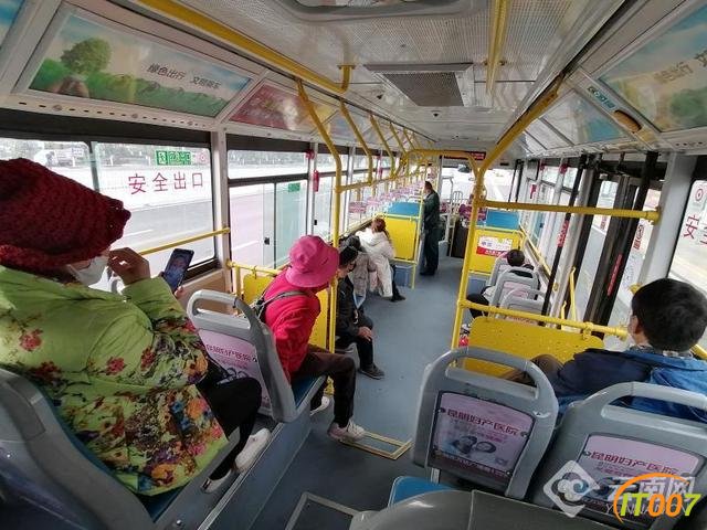 佩戴口罩 扫码乘车 昆明公交恢复首日记者乘车见闻-4.jpg
