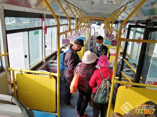 佩戴口罩 扫码乘车 昆明公交恢复首日记者乘车见闻-5.jpg