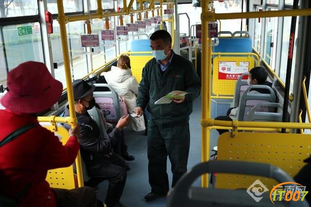 佩戴口罩 扫码乘车 昆明公交恢复首日记者乘车见闻-6.jpg