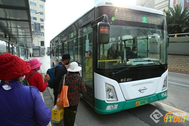 佩戴口罩 扫码乘车 昆明公交恢复首日记者乘车见闻-8.jpg