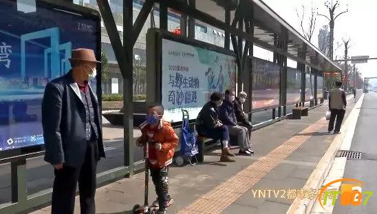 「条码服务」“有些车迟迟不来”昆明部分公交线路恢复运营，跨站停靠，市民出门前要查询-4.jpg