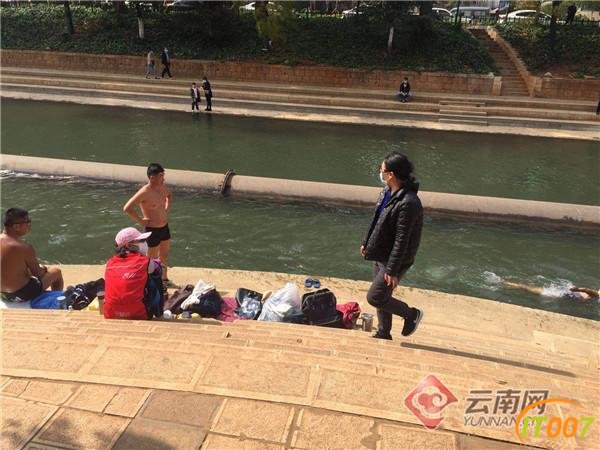 疫情还没结束 昆明市民盘龙江“秀”泳姿被劝阻教育-1.jpg