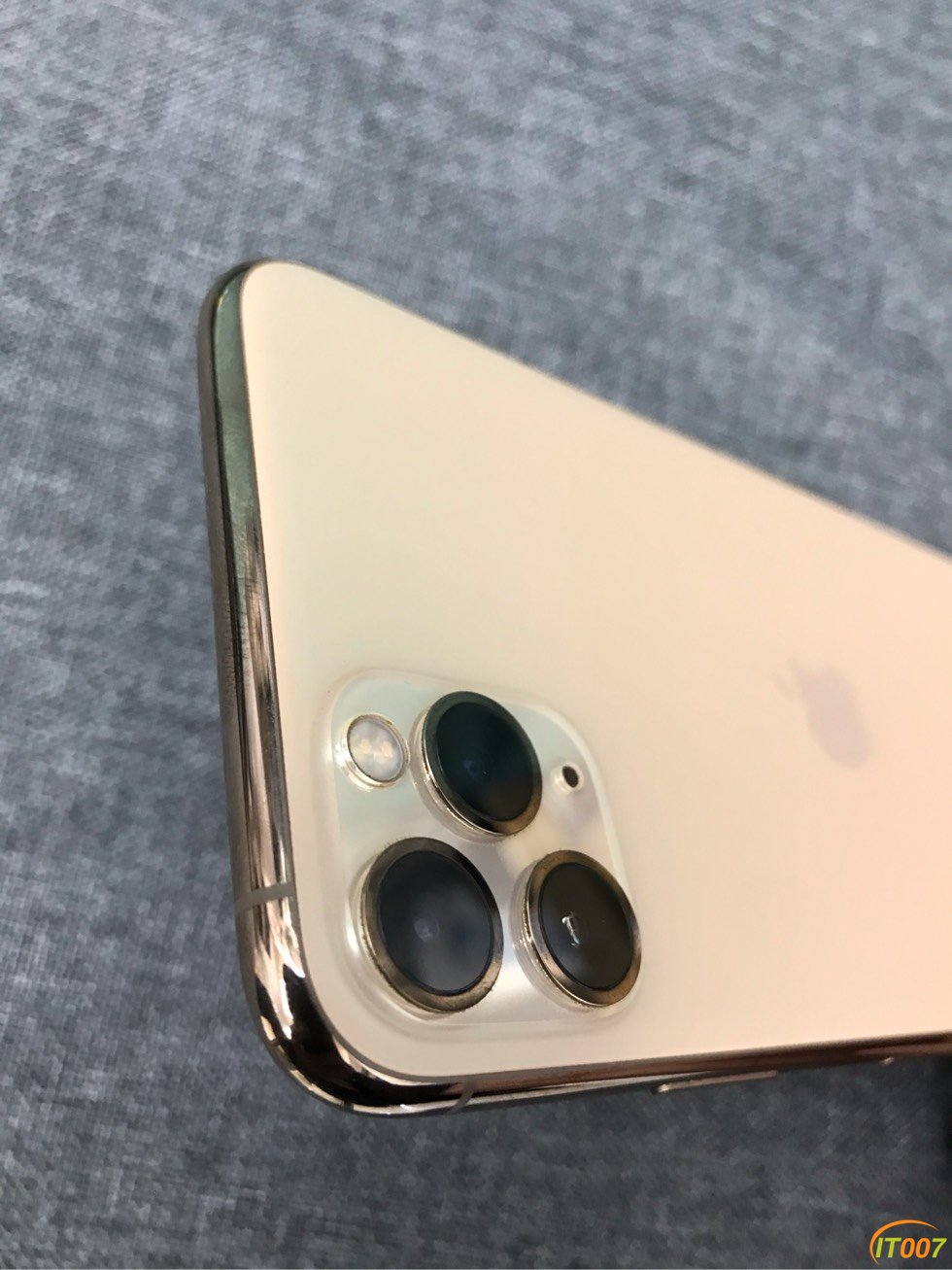 6550iphone11promax64g国行三网99新金色在保160多天