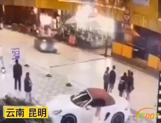 兰博基尼轿车云纺商业区内失控，撞伤4人！昆明交警通报详情-4.jpg