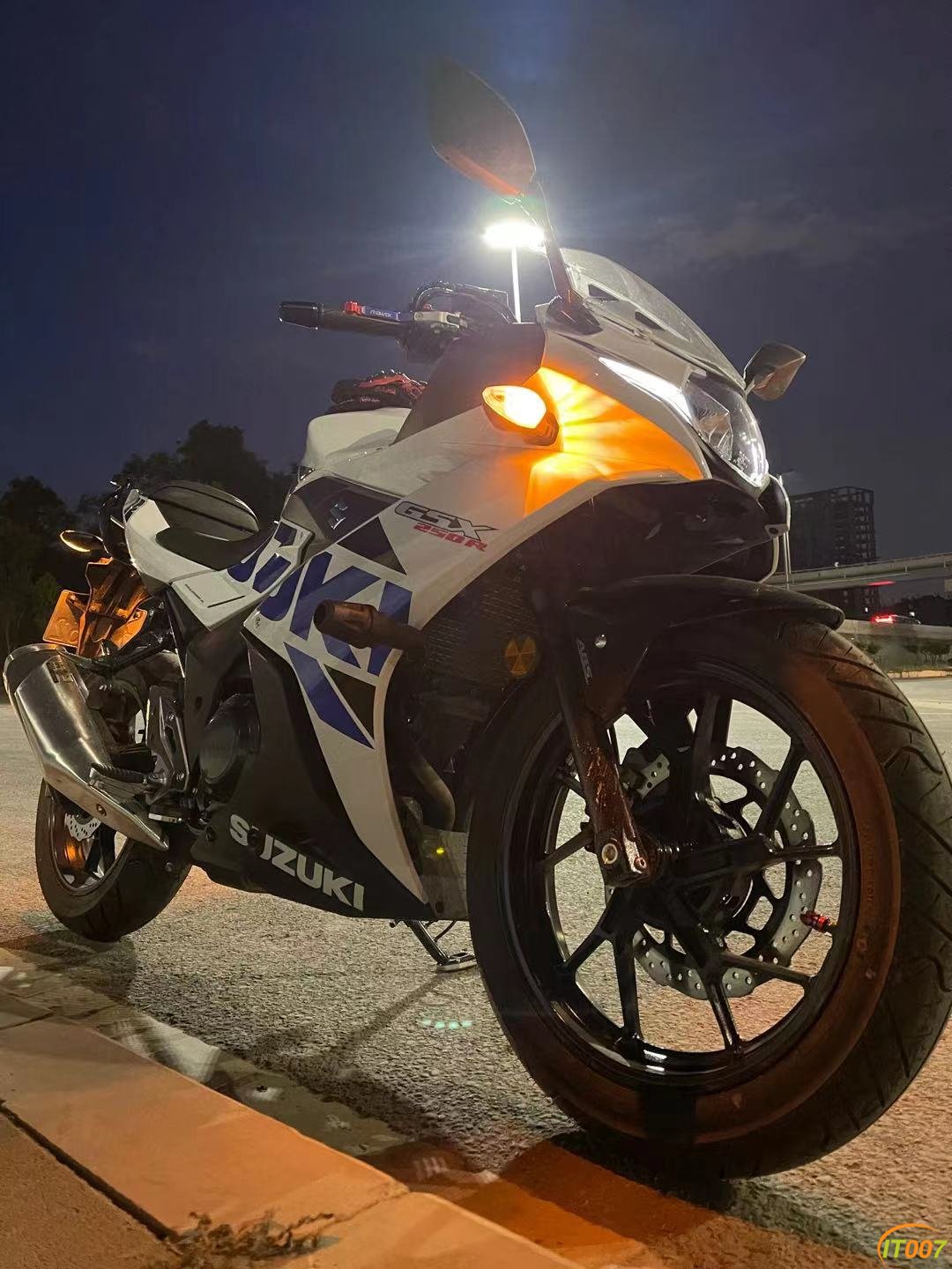 铃木gsx250r白蓝4月上牌