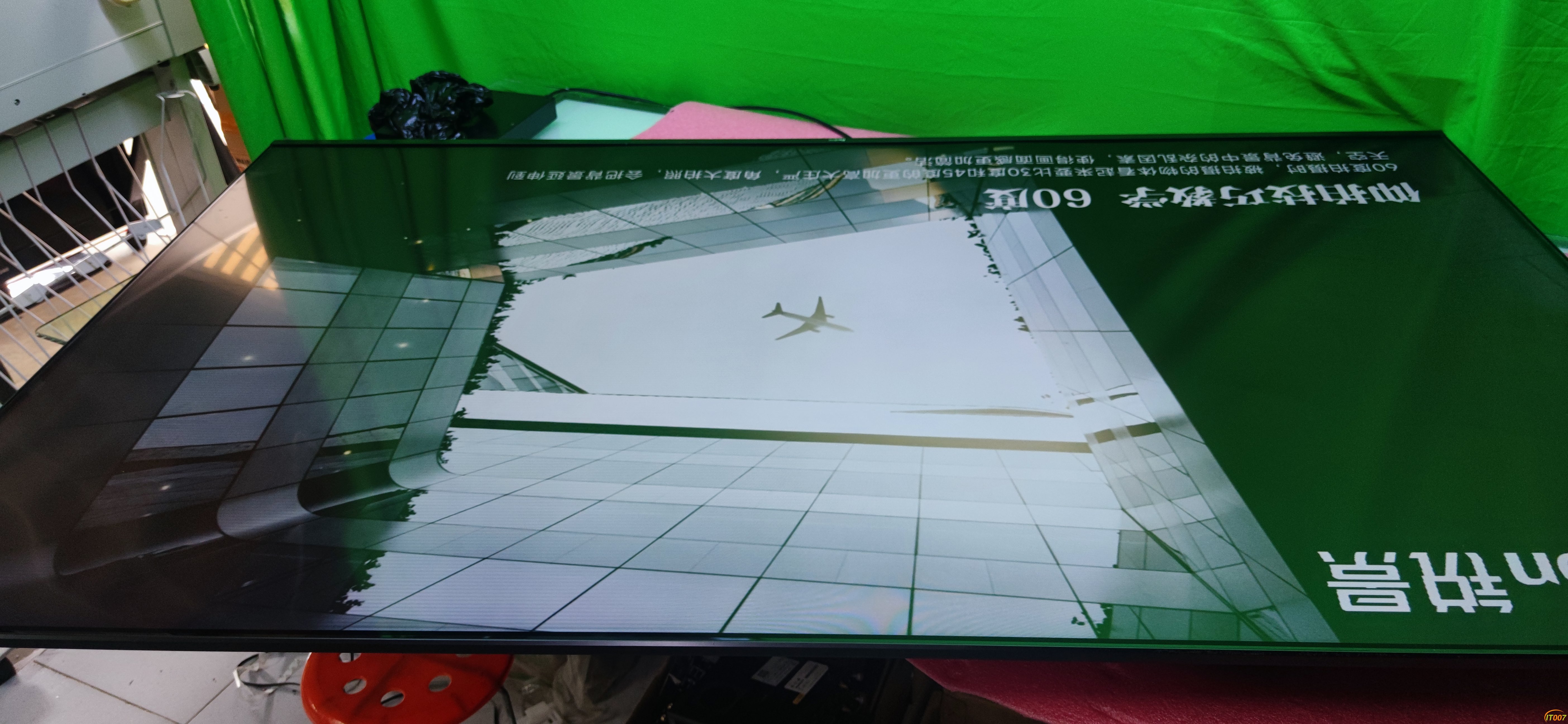 86寸红米电视2200出一边有横条纹不明显