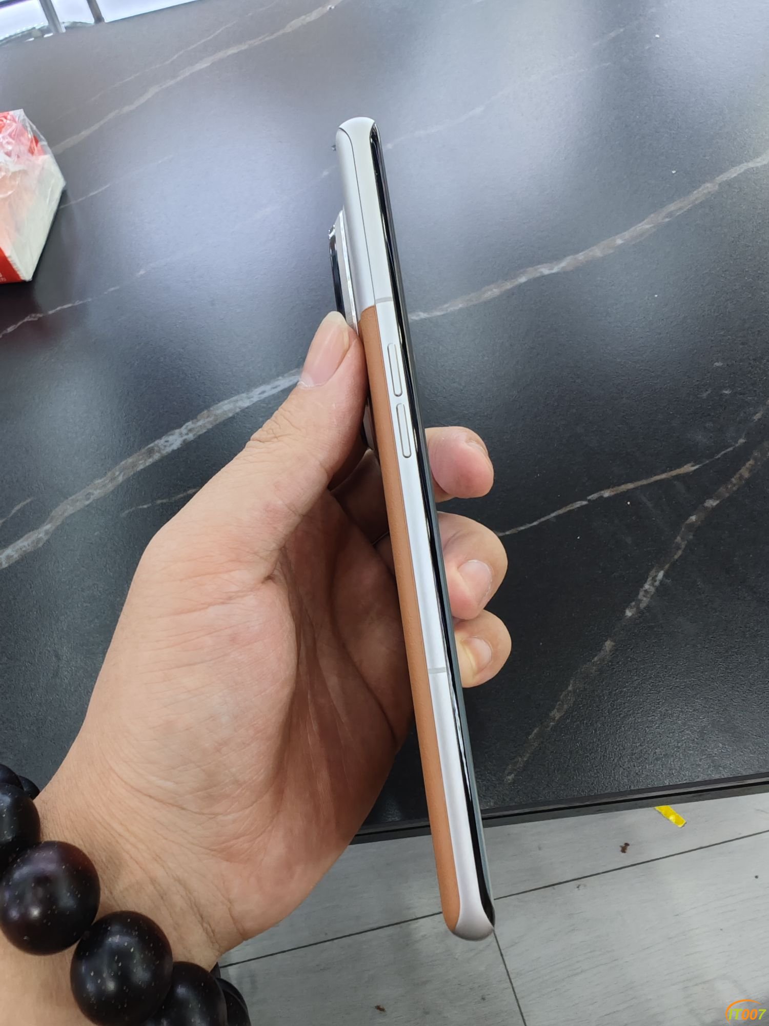 201936b4r206944f41020f.jpg