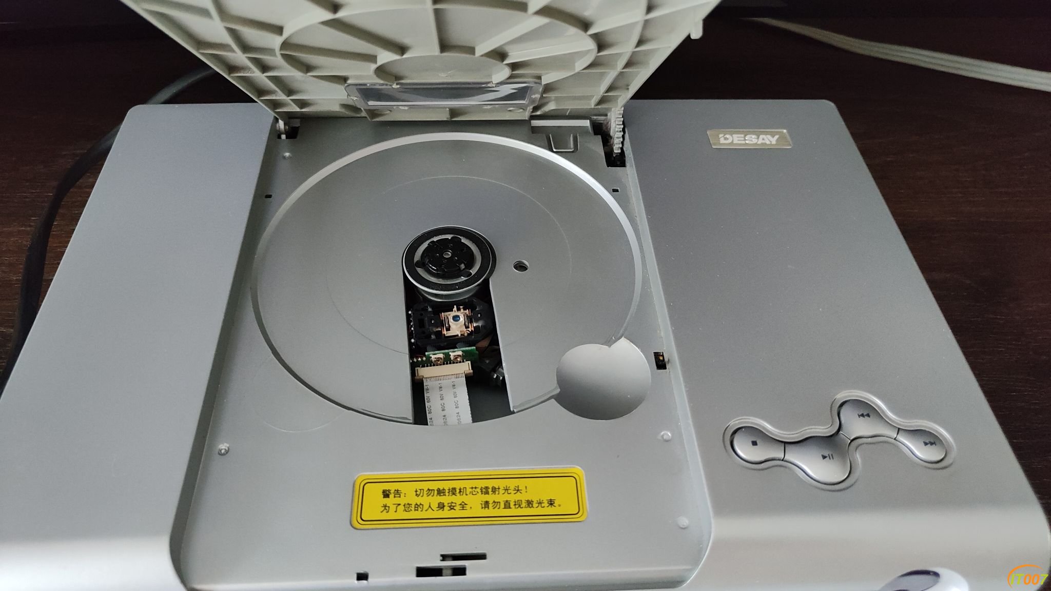 203105he112kw21zkt5s18.jpg
