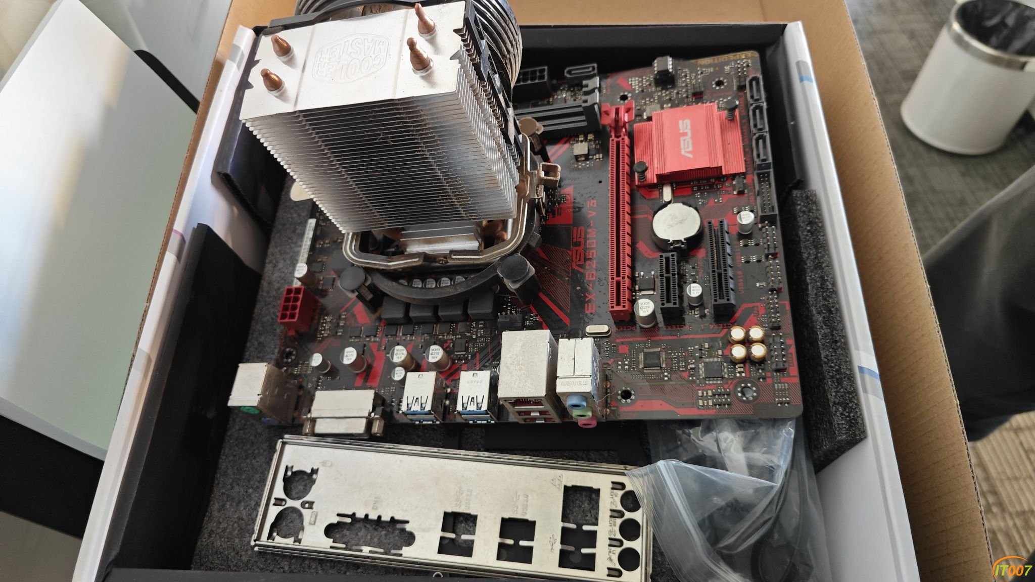 102844uq01oo9700701011.jpg