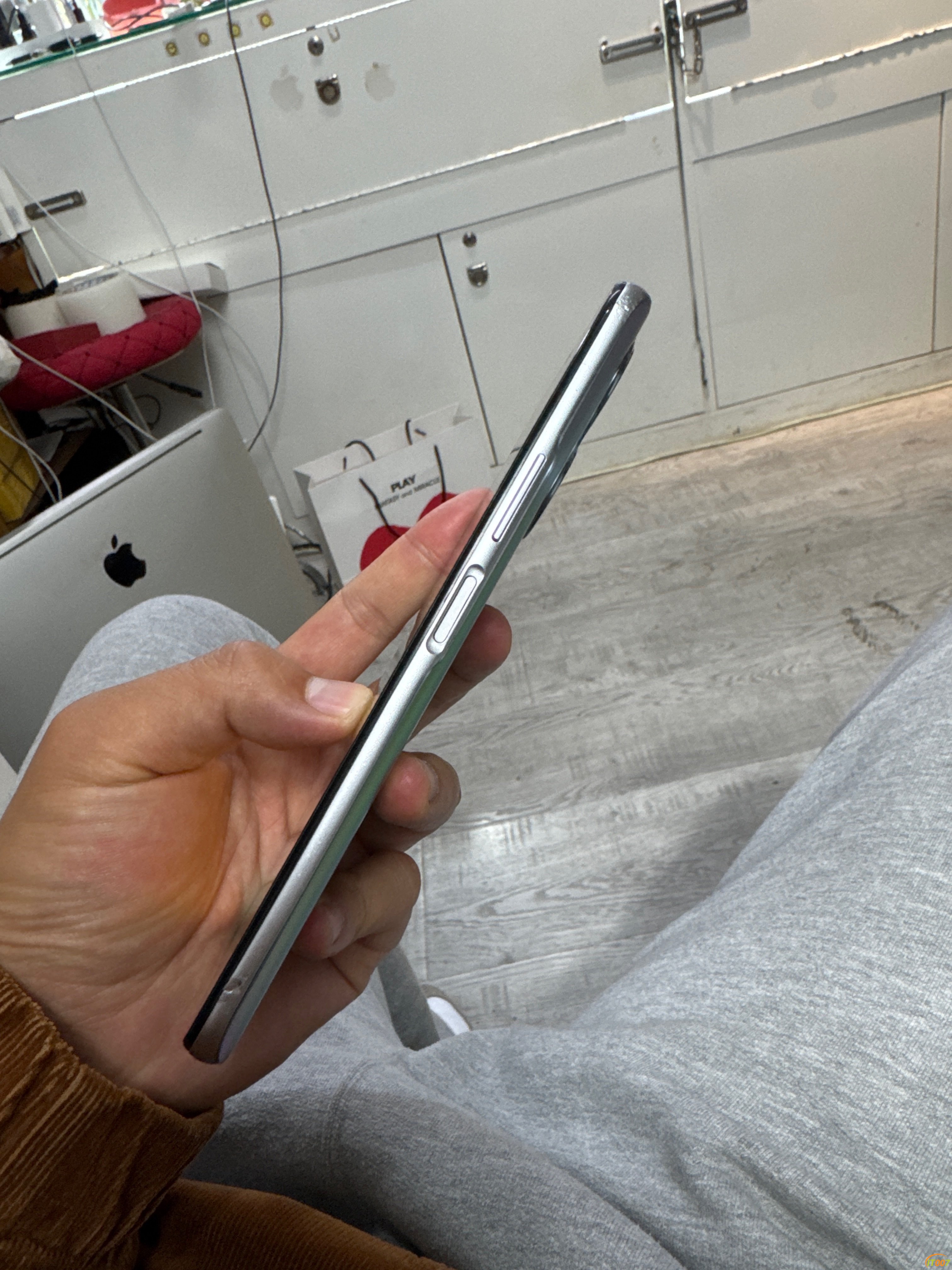 122720c8hu89ucsr99fivz.jpg