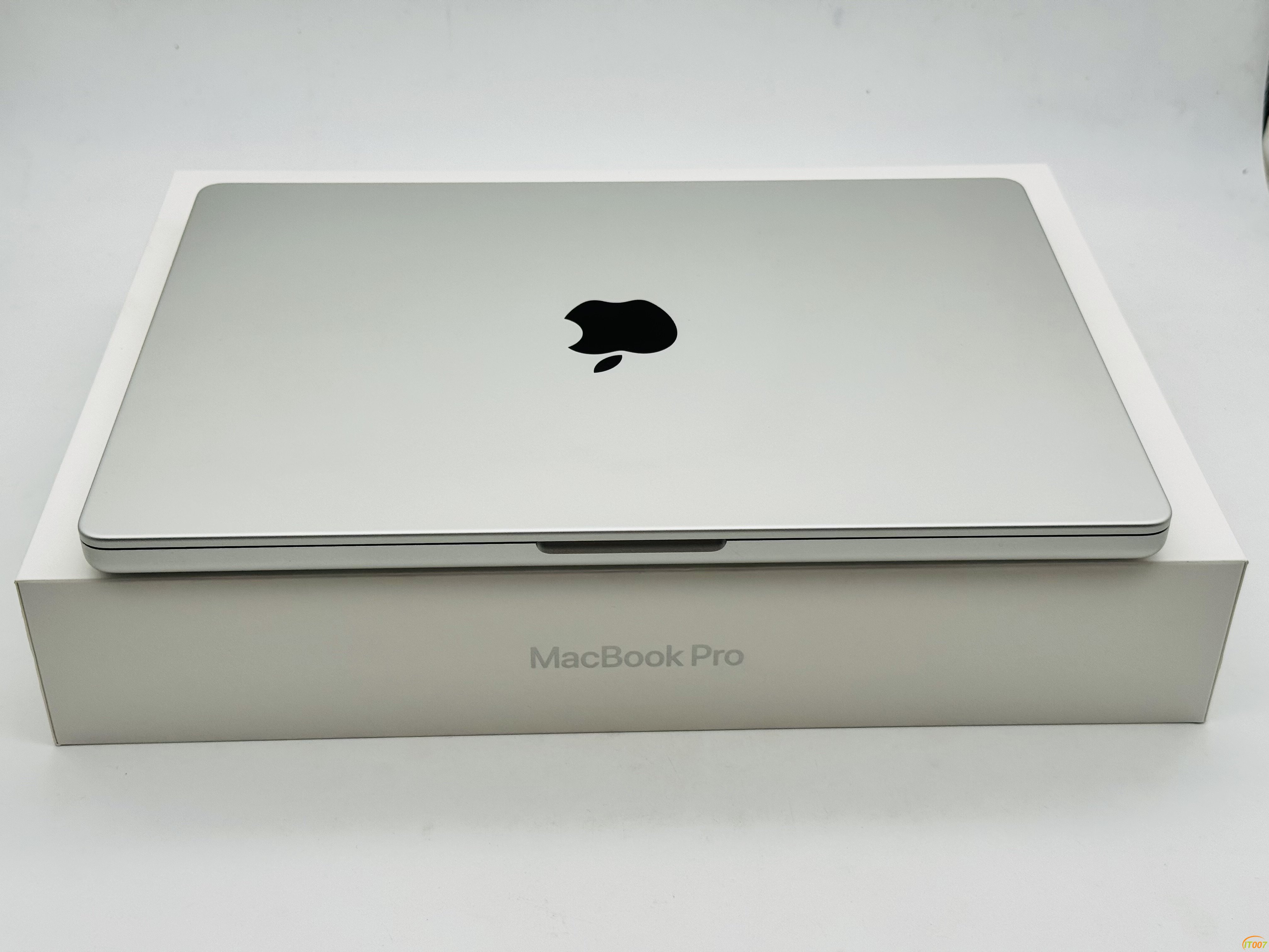 出个苹果电脑 Mac pro 14 寸