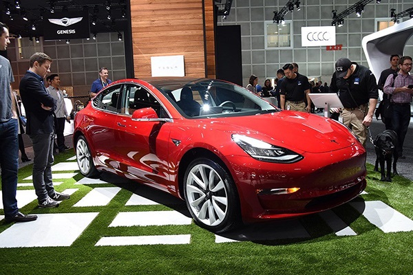 国产特斯拉Model 3降到30万以内后，报告称还有30%降价空间