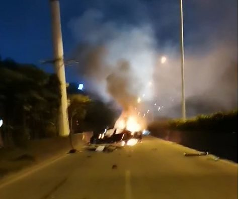 广州警方通报特斯拉失控起火：一名乘客死亡