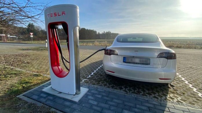 没有雷达照样开，特斯拉 Model 3 重获《消费者报告》、IIHS 安全推荐