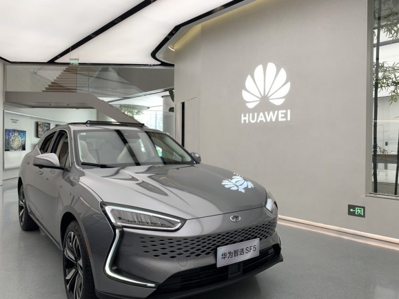 消息称华为卖车“高薪抢人”，下半年将引入赛力斯 SF7