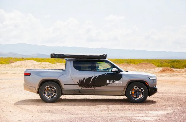 前往新谢泼德号途中，贝索斯借机宣传亚马逊投资的 Rivian 电动汽车