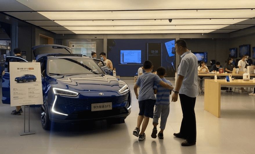 实探华为卖车：有粉丝进店直言“给我来一辆”，销量与特斯拉等差距大