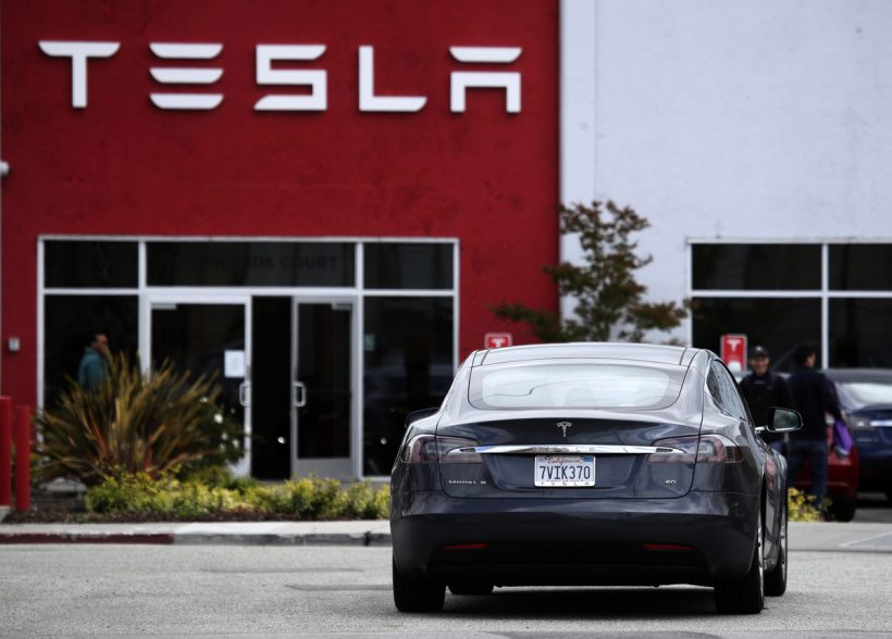 特斯拉 Model 3 再出事，自动驾驶在英国学院撞伤 6 人