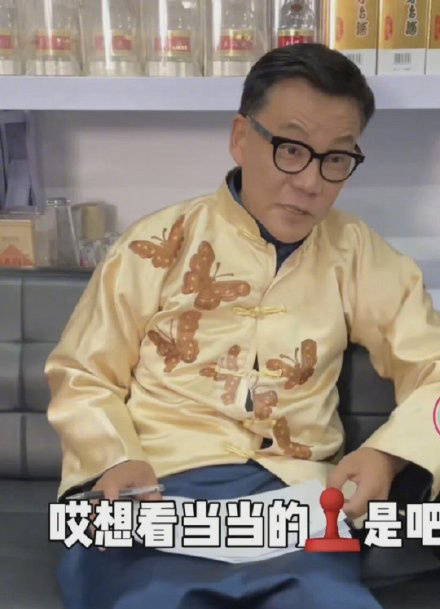 李国庆直播中展示当当公章，挂在裤腰上
