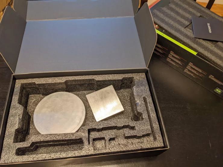 海外网友在 Newegg 购买 RTX 4090 显卡，拆开包装发现仅有两块配重块