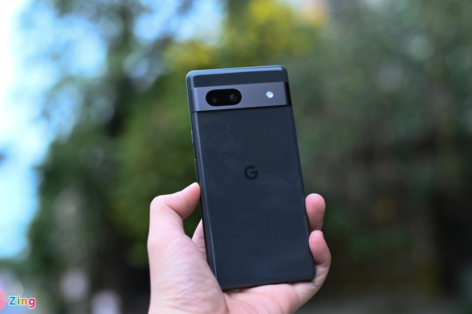 谷歌 Pixel 7a 高清真机图流出：采用玻璃后壳，边框略宽