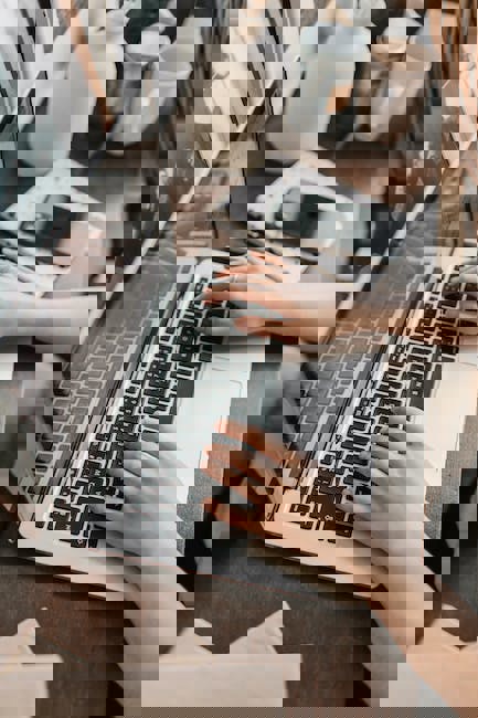 报告称到 2030 年生成式人工智能将取代美国 240 万个工作岗位，主要影响白领阶层