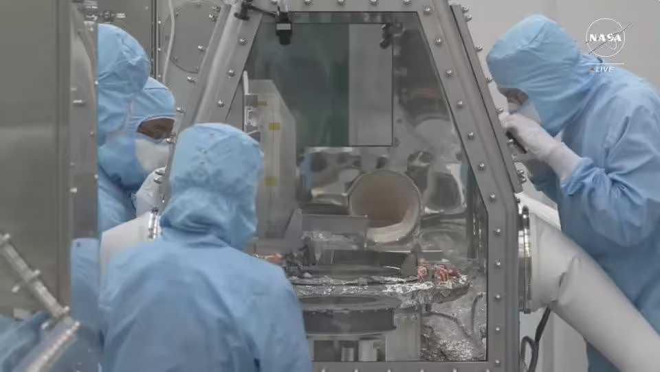 来自 45 亿年前的小行星，NASA 在冥王号样本中发现水的存在