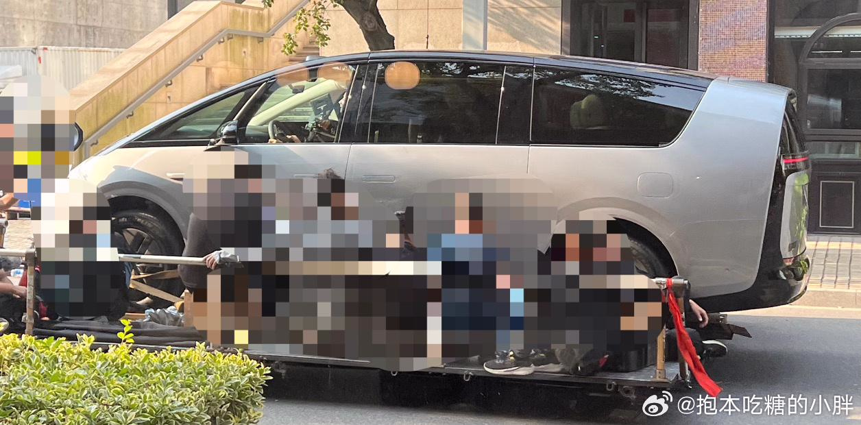 理想纯电旗舰 MPV 车型 MEGA 实车亮相，车长有望超过 5.3 米