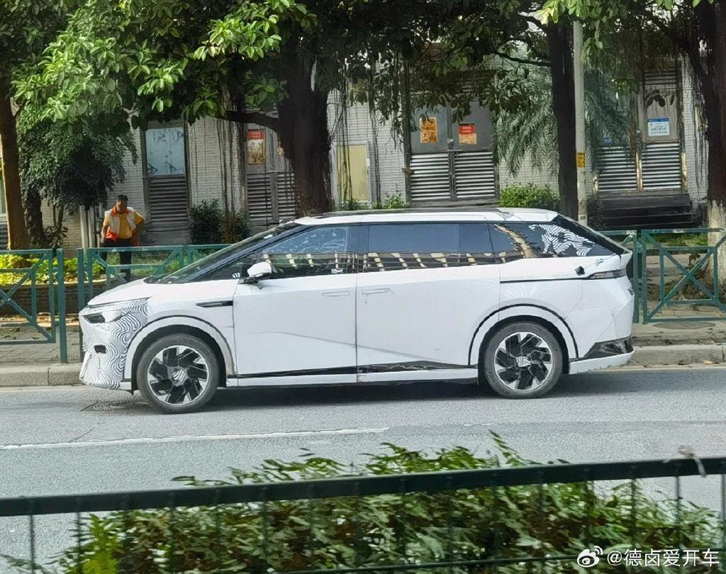 小鹏“年轻态”MPV 新车 X9 更多配色实车曝光：白色、黑色首次亮相 ...