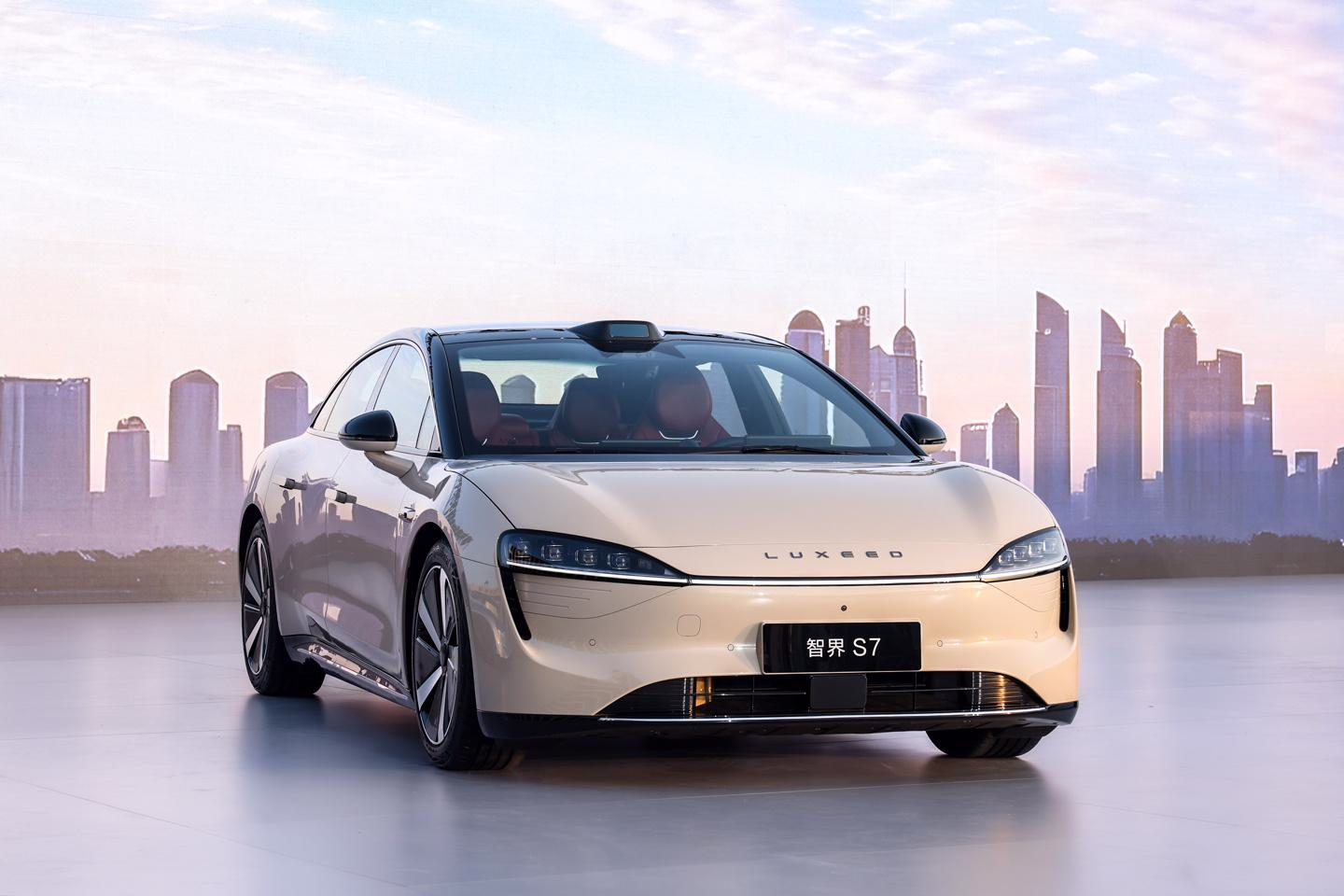 华为正式发布智界 S7 汽车，售价 24.98 万起
