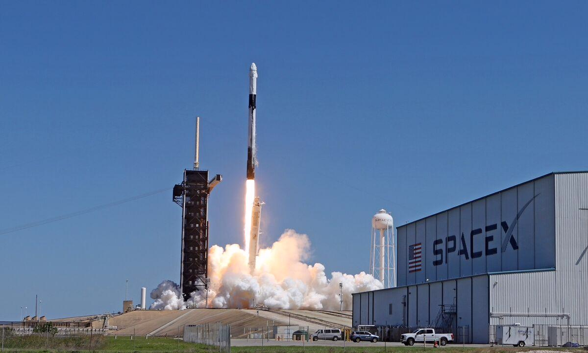 消息称 SpaceX 考虑新一轮内部股票交易，估值提至 1750 亿美元