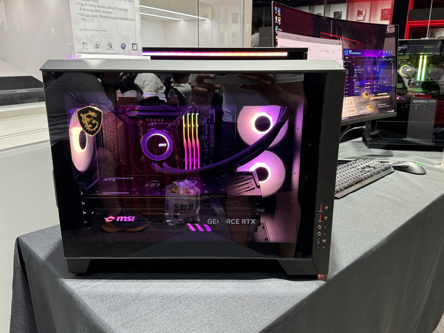 微星展示 MEG Vision X AI 整机,消息称明年一月起推 RTX 50 版 侧面外观