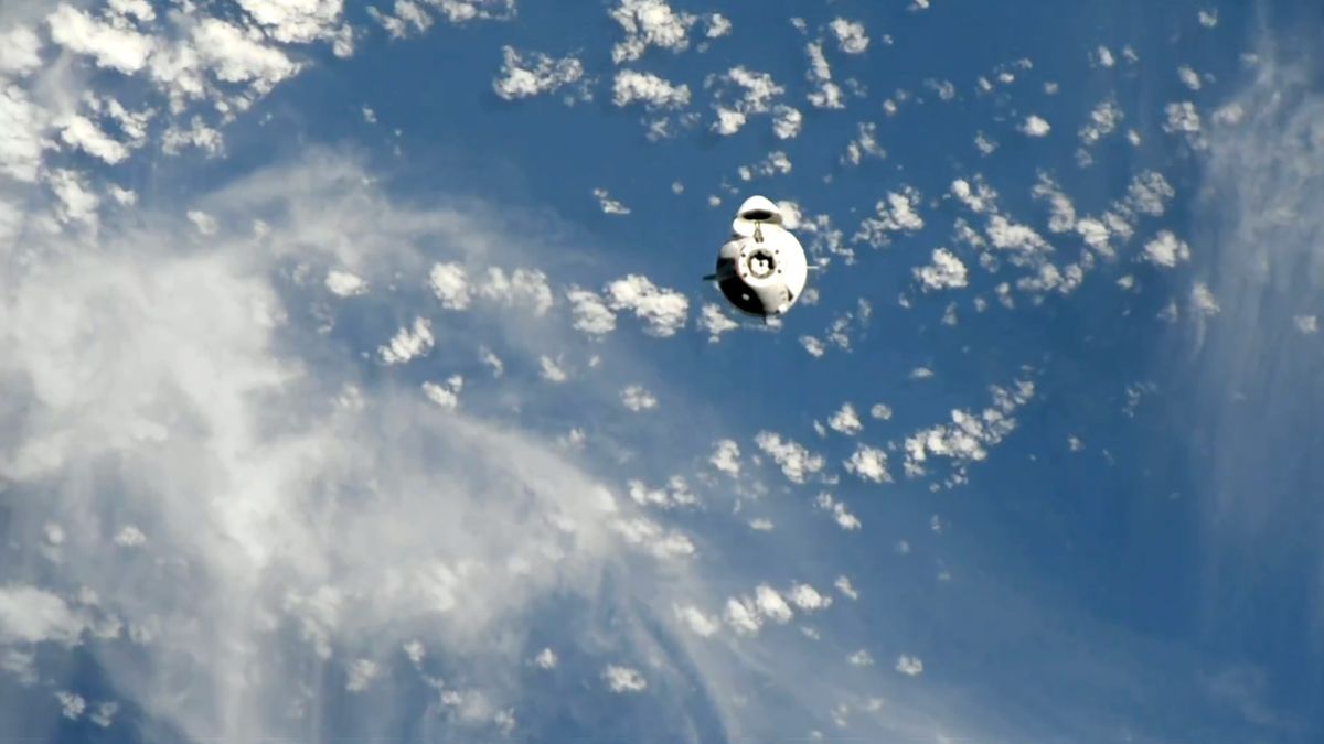 SpaceX 龙飞船已成功抵达国际空间站，明年 2 月将带回两名滞留美国宇航员 ...