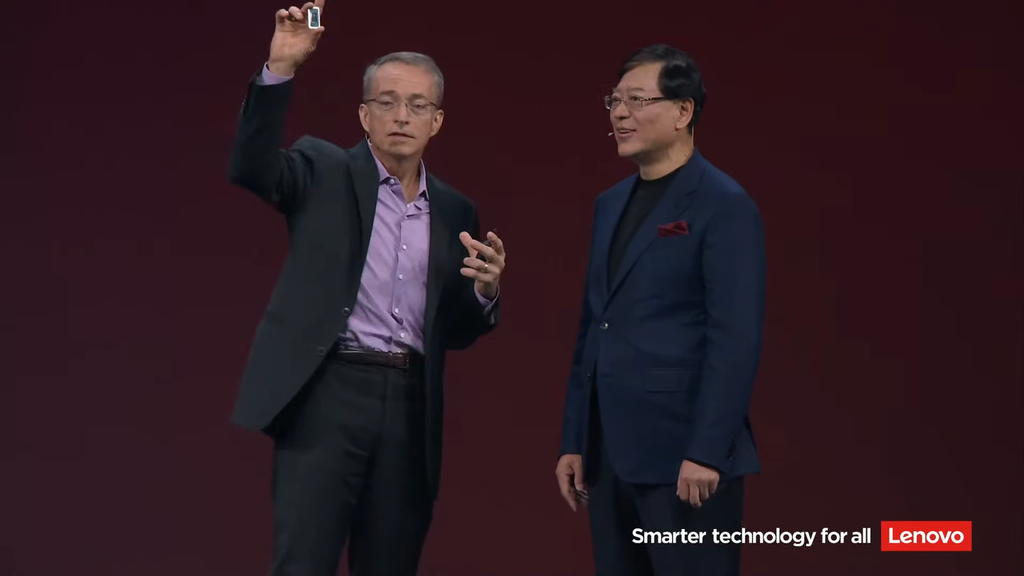 英特尔 CEO 帕特・基辛格亲手向杨元庆交付联想首颗 Panther Lake 处理器样品 ...